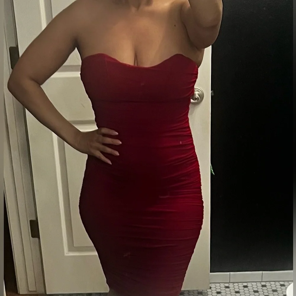 RED STRAPLESS DRESS - Picture 3 of 4